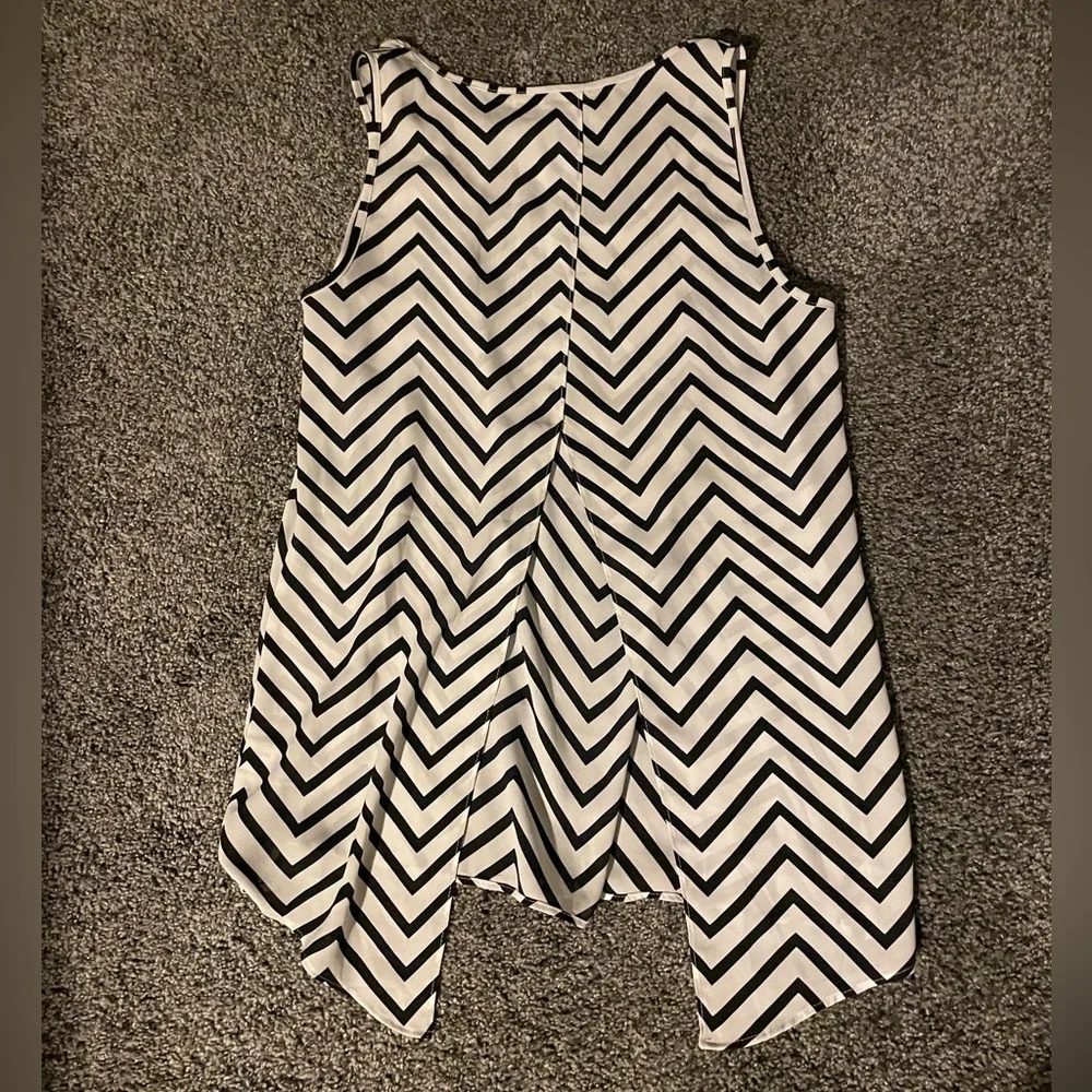 White & black shirt - Picture 3 of 3